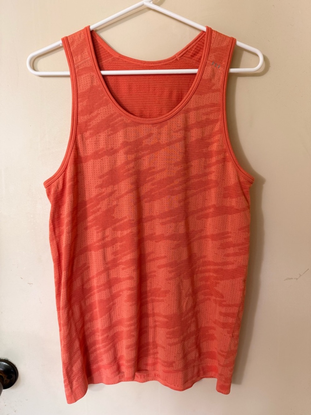 Lululemon metal vent tank